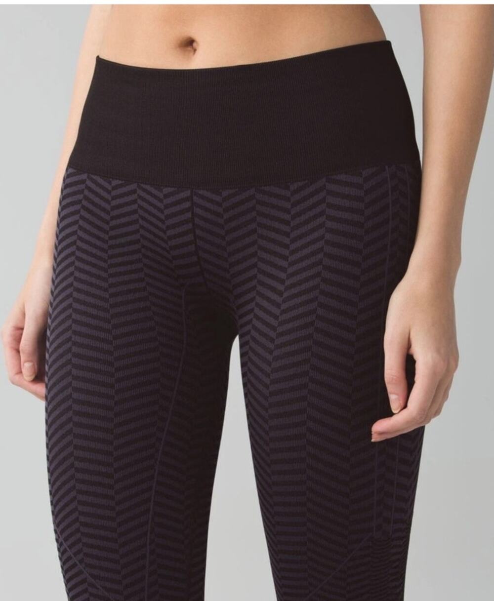 LULULEMON In The Flow Crop II Heathered Naval dark Blue black knee length crop 4